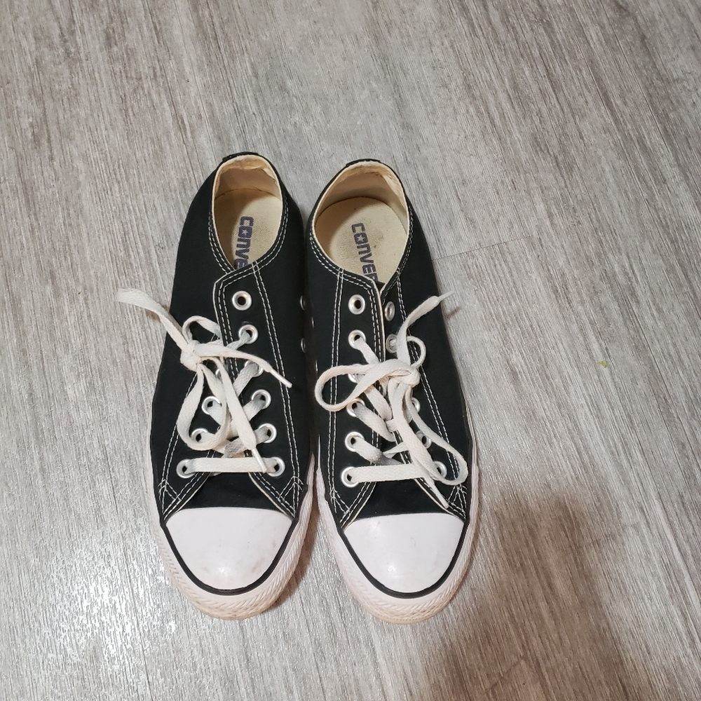 Black Converse low tops Sz 8